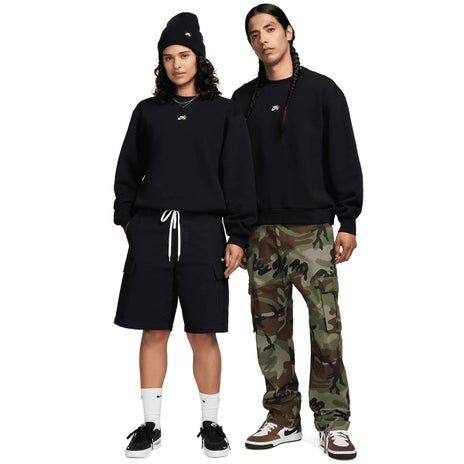 Nike SB Essentials Logo Crew in Black/White